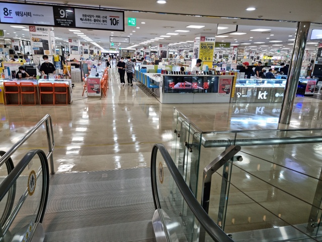 ▲ 20일 오후 신도림 테크노마트 9층에 위치한 휴대폰 매장 전경 ⓒ뉴데일리경제 김성현 기자