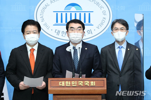 ▲ 더불어민주당 미디어·언론 상생 TF 소속 위원들이 지난 3월 11일 서울 여의도 국회 소통관에서 신문부수 조작 수사 관련 기자회견을 하고 있다.ⓒ뉴시스