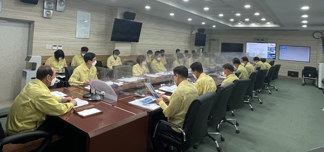 ▲ 청도군(군수 이승율)은 제12호 태풍 ‘오마이스’ 북상으로 지난 22일 재난상황실에서 이승율 군수 주재로 관·과·소장이 참여한 가운데 태풍 대비 상황점검회의를 가졌다.ⓒ청도군