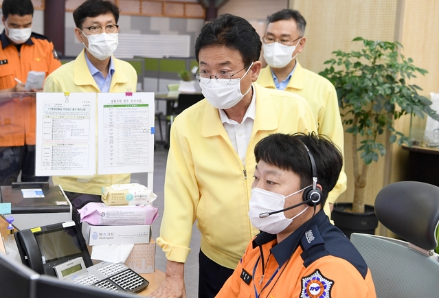 ▲ 이철우 경상북도지사는 23일 저녁 ‘경북도 재난안전상황실’을 방문해 북상 중인 제12호 태풍 ‘오마이스’대응 상황을 살폈다.ⓒ경북도