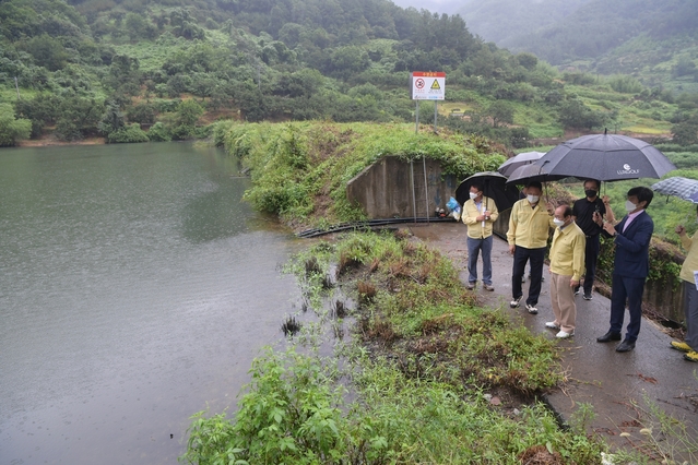 ▲ 이승율 청도군수는 23일 관내 저수지, 재해예방사업장 및 산사태위험지역 등 직접 현장 점검에 나섰다.ⓒ청도군
