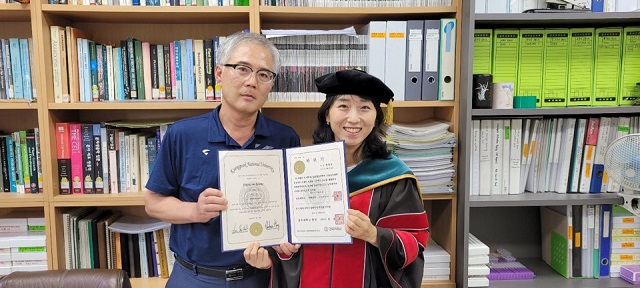 ▲ 군위군 1호 농학 박사학위 취득한 황태경 농촌지도사(오른쪽).ⓒ군위군