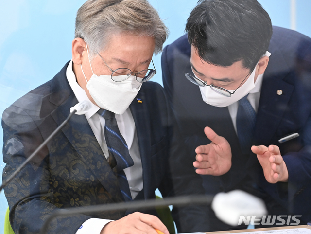 ▲ 더불어민주당 대선 주자인 이재명 경기도지사가 지난 5일 경기도 수원시 광교원천 행복주택 현장을 방문해 이헌욱 경기주택도시공사 사장과 대화를 나누고 있다. ⓒ뉴시스