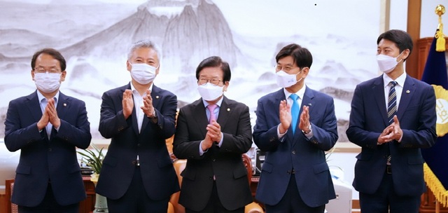 ▲ 국회법 개정안'이 24일 여야 합의로 국회 운영위원회 운영개선소위원회를 통과한 뒤 박병석 국회의장 등이 박수를 치고 있다.촤측부터 강준현 의원, 홍성국 의원, 박병석 국회의장, 이춘희 세종시장, 이태환 세종시의장.ⓒ홍성국 의원실