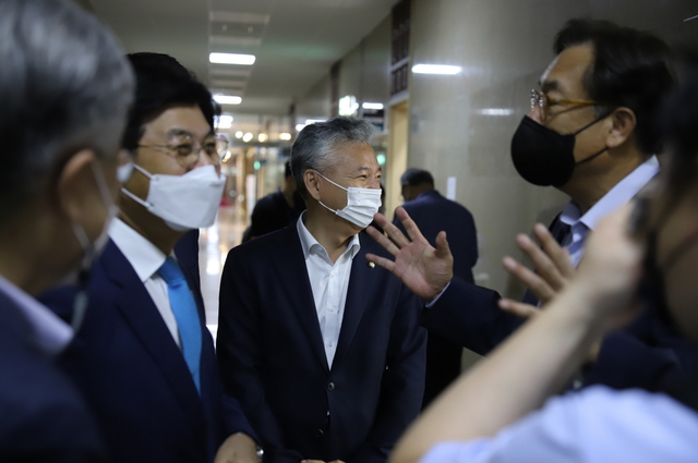 ▲ 국회법 개정안이 운영위 소위를 통과한 뒤 이춘희 세종시장과 정진석, 홍성국 국회의원들이 대화를 나누고 있다.ⓒ홍성국 의원실