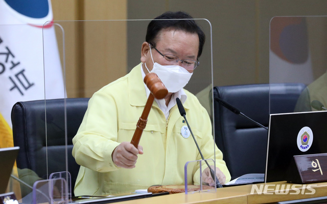 ▲ 김부겸 국무총리가 24일 오전 정부세종청사에서 열린 국무회의에서 의사봉을 두드리고 있다.ⓒ뉴시스