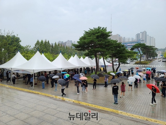 ▲ 충남 천안시 임시선별진료소에 코로나19 검사를 받기 위해 긴 줄을 선채 검사를 기다리고 있다.ⓒ뉴데일리 DB