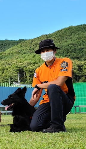 ▲ 인명구조견 해찬(3살)이 22일 청송 주왕산 실종사고 현장 야간수색으로 1명을 발견해 안전하게 구조했다.ⓒ경북소방본부
