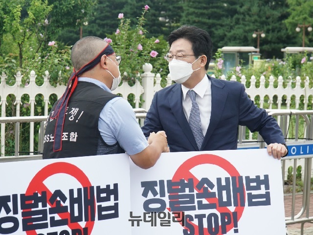 ▲ 유승민 국민의힘 대선 예비후보가 24일 서울 여의도 국회 앞에서 '언론중재법 개정안' 반대 1인 시위를 하고 있는 허성권 KBS 노조위원장을 찾았다.ⓒ유승민 캠프