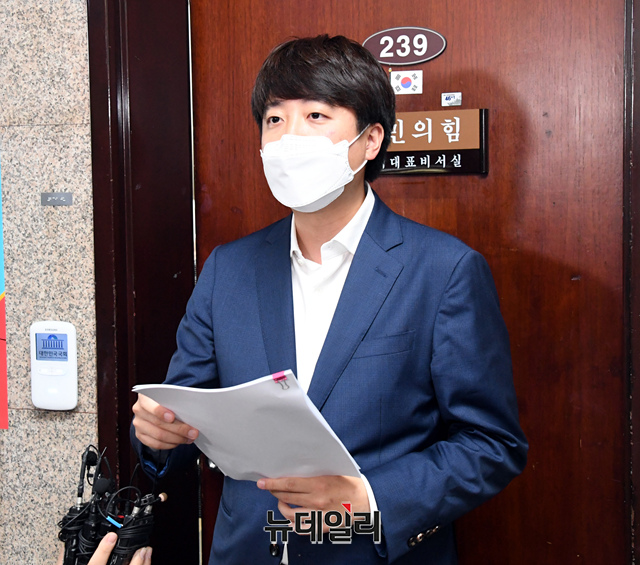 ▲ 국민의힘 이준석 당 대표가 24일 국회에서 열린 비공개 최고위원회의 결과를 브리핑하고 있다.ⓒ이종현 기자