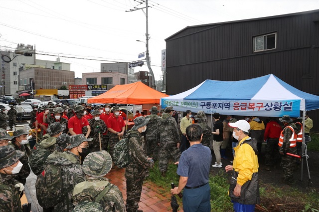 ▲ 포항시 주요 관계 부서와 소방, 군, 경찰, 자원봉사단체 등이 참여해 비가 내리는 가운데에도 현장 복구와 피해 조사를 위한 구슬땀을 흘리고 있다.ⓒ포항시