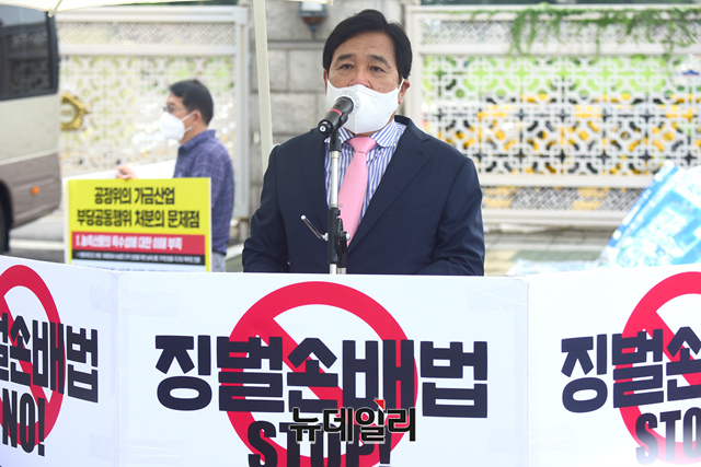 ▲ 24일 언론독재법 철폐투쟁을 위한 범국민 공동투쟁위원회가 주최한 국회 앞 릴레이 기자회견에서 심재철 전 국회부의장이 발언하고 있다. ⓒ이종현 기자