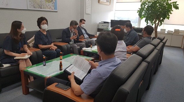 ▲ 한국공인중개사협회 포항지부 대표단이 지난 20일 포항시의회 조영원 건설도시위원장과 면담을 하고 있다.ⓒ포항시