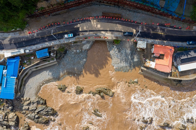 ▲ 영덕군은 제12호 태풍 오마이스 북상에 화전 소하천 고지터널 유량배분시설을 첫 가동했다.ⓒ영덕군