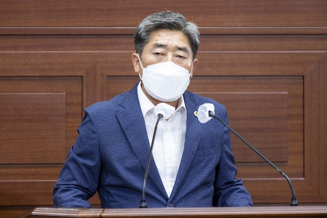 ▲ 나기보 경북도의회 의원이 지난 20일 도정질문을 통해 경상북도 교육청에 초·중·고등학교 운동부 체육활동 운동방식을 다른 학교에서도 운동할 수 있는 ‘연합 운동부 체육활동 방식’으로 개선 할 것을 강력 촉구했다.ⓒ경북도의회