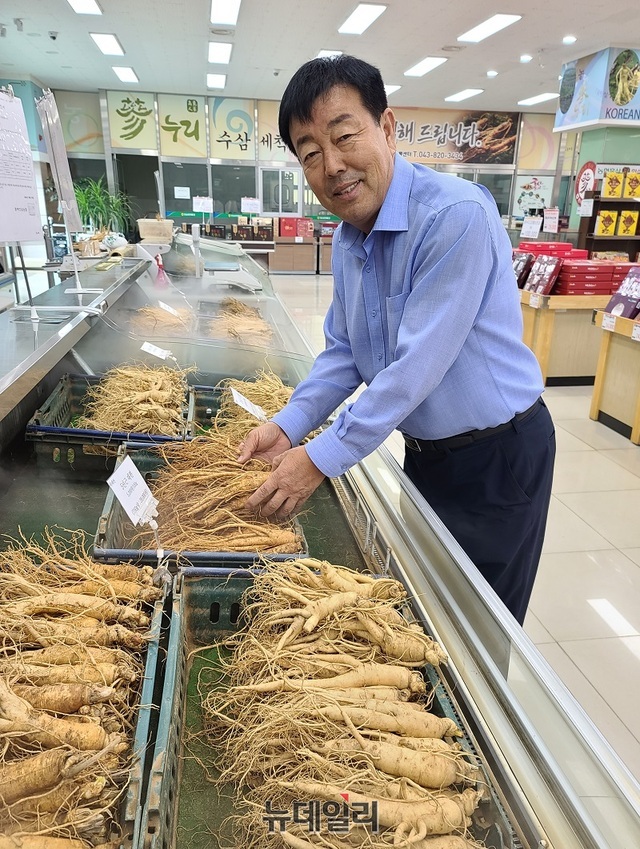 ▲ 이규보 충북 증평인삼농협조합장이 인삼판매장에서 수삼을 들어보이고 있다.ⓒ김정원 기자