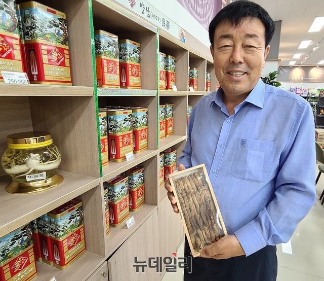 ▲ 이규보 충북인삼농협조합장이 코로나 팬데믹 시대에 면역력을 높이는데 홍삼이 최고라고 설명하고 있다.ⓒ김정원 기자