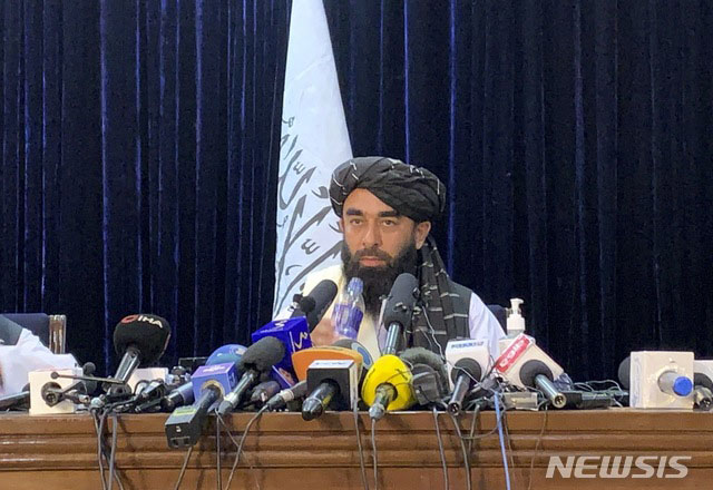 ▲ 지난 17일(현지시간) 공식기자회견을 가진 자비훌라 무자히드 탈레반 대변인. 그의 약속은 지금까지 전혀 지켜지지 않았다. ⓒ뉴시스 AP. 무단전재 및 재배포 금지.