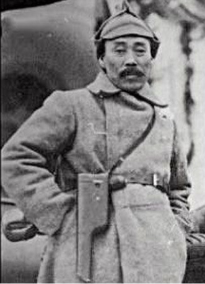 ▲ 홍범도가 1922년 1월 모스크바 극동민족대회에 참가한 당시 레닌과 면담 후 레닌의 하사품 모젤 권총을 차고 찍은 사진으로 추정된다.ⓒ연합뉴스(반병률 교수 제공)