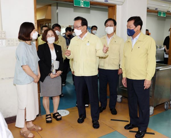 ▲ 김부겸 국무총리와 김병우 충북도교육감이 25일 충북 청주 개신초를 찾아 학교 방역 현장을 점검하고 관계자들을 격려했다.ⓒ충북교육청