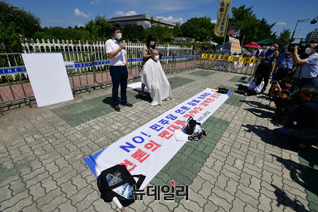 ▲ 허성권 KBS 노조위원장이 지난 19일 국회 정문 앞에서 언론중재법 국회 통과를 반대하며 삭발을 하고 있다. ⓒ이종현 기자