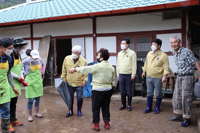 ▲ 포항시의회는 25일 죽장면 태풍 피해현장을 방문해 피해상황을 확인하고 복구계획을 점검했다.ⓒ포항시의회