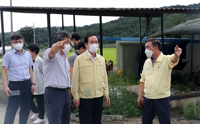 ▲ 김주수 의성군수는 지난 24일 집중 호우로 인한 침수 등의 피해를 입은 지역을 방문해 피해상황을 확인하고 복구계획을 점검했다.ⓒ의성군