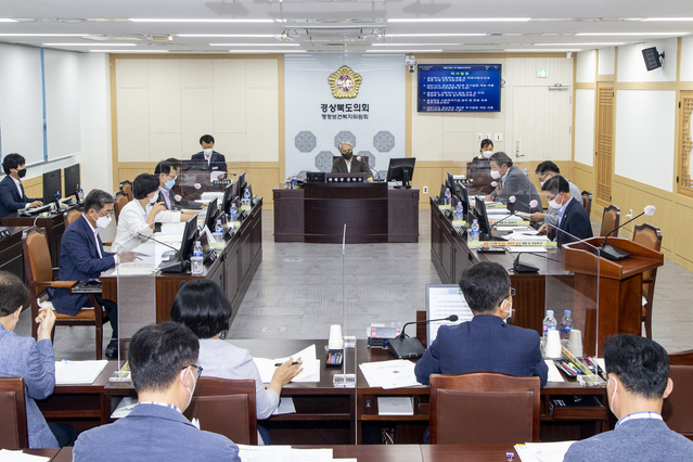 ▲ 경북도의회 행정보건복지위원회(위원장 김하수)는 25일 제325회 임시회 제1차 상임위 회의를 열고 2021년도 제2회 추경예산안 및 경상북도 사회복지사 등의 처우 및 지위 향상에 관한 조례 일부개정 조례안 등 6건을 심사했다.ⓒ경북도의히