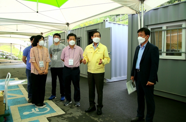 ▲ 대구시의회 장상수 의장(오른쪽 두번째)이 25일 대구시가 운영 중인 동구 신서동 ‘경북권 제3생활치료센터’인 중앙교육연수원)를 방문해 근무자들의 노고를 격려하고 격려 물품을 전달했다.ⓒ대구시