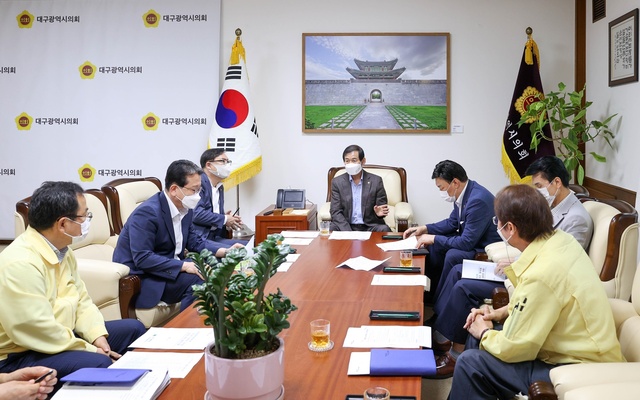 ▲ (사진 왼쪽 두 번째부터) 강민구 부의장, 김대현 부의장, 장상수 의장, 이시복 운영위원장,박우근 맑은물 공급 추진 특별위원회위원장.ⓒ대구시의회