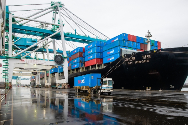 ▲ 미국 포틀랜드 터미널에 SM닝보 호가 싣고 온 컨테이너 화물이 하역되고 있다ⓒSM상선