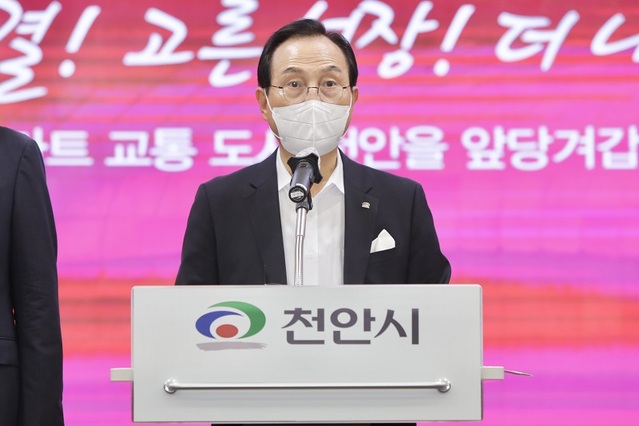 ▲ 박상돈 천안시장이 26일 시청에서 ‘국도‧국지도 5개년 계획 및 하천 정비’와 관련 해 기자회견을 하고 있다.ⓒ천안시