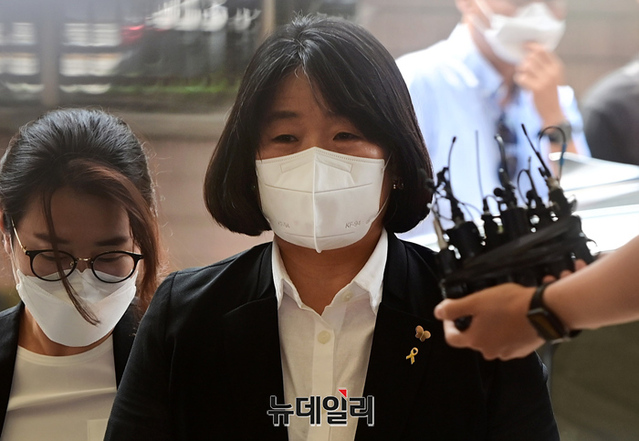 ▲ 정의기억연대(정의연) 이사장 당시 후원금을 부정 수령하고 사적으로 유용한 혐의를 받고 있는 윤미향 무소속 의원이 지난 11일 오후 서울 마포구 서울서부지방법원에서 열린 첫 공판에 출석하고 있다. 윤 의원은 지난해 9월 기소된 이후 11개월 만에 법원에 모습을 드러냈다. ⓒ정상윤 기자