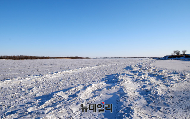 ▲ 러시아 스보보드니에 위치한 제야강이 23도에 기온에 얼어있다. 1921년 6월 28일 스보보드니 체스노코프역(당시 소련 수라세프카 역)에서 일어난 '자유시 참변' 현장에서 빠져 나온 독립군 대부분이 이 강을 건너다 빠른 물살에 휩쓸려 숨졌다.ⓒ러시아 스보보드니=뉴데일리 이기륭 기자