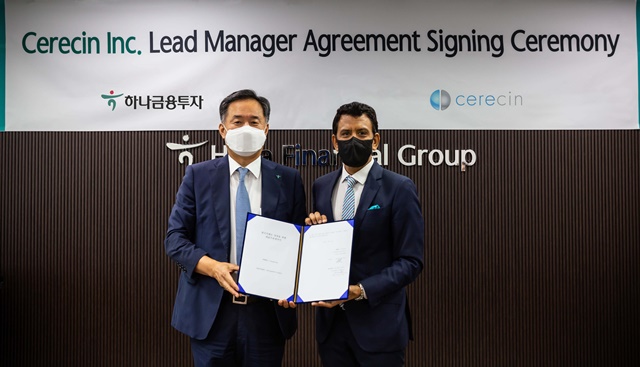 ▲ 박지환 하나금융투자 부사장(왼쪽)과 Charles Stacey 세레신 대표가 대표주관계약을 체결한 후 기념 촬영을 하고 있다.ⓒ하나금융투자