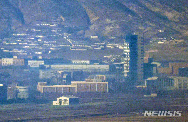 ▲ 경기 파주시 접경지역에서 바라본 개성공단. 폭파된 개성공단 연락사무소가 보인다. ⓒ뉴시스