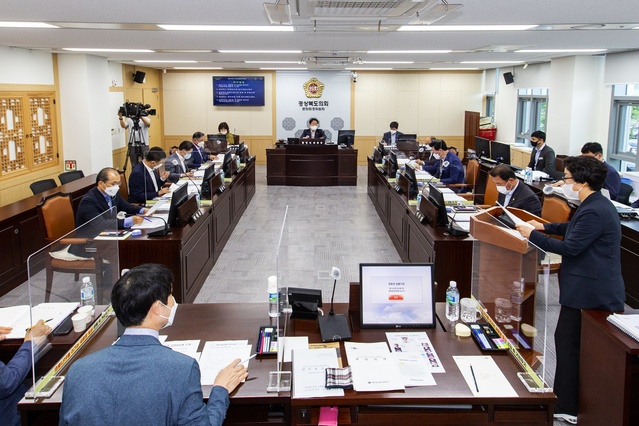 ▲ 경북도의회 문화환경위원회(위원장 황병직)는 제325회 임시회 기간인 8월 25일 상임위원회를 열어 소관 부서의 2021년 제2회 추가경정 예산안, 조례안 등 6건의 안건을 심의·의결했다.ⓒ경북도의회