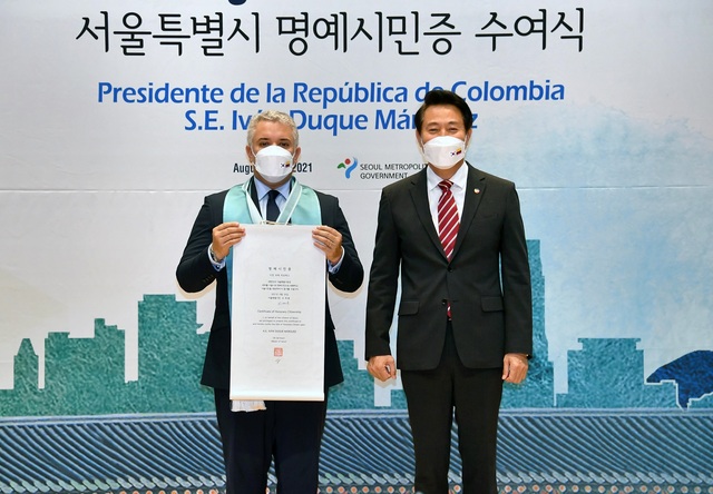 ▲ 이반 두케 마르케스 콜롬비아 대통령(왼쪽)이 26일 서울시 명예시민증을 수여받은 뒤 오세훈 서울시장과 기념촬영을 하고 있다. ⓒ서울시 제공