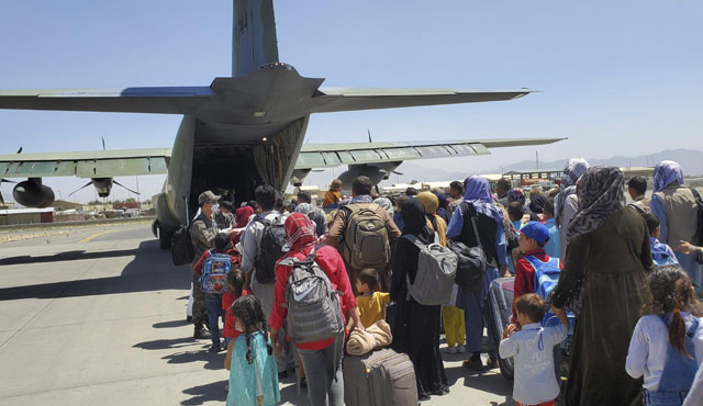 ▲ 공군 C-130 수송기에 올라타는 아프간 조력자 가족들. 어린이와 미성년자, 여성이 대부분이다. ⓒ공군 제공.