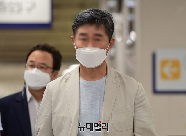 ▲ '웅동학원 채용 비리 혐의'를 받는 조국 전 법무부 장관의 동생 조권 씨가 26일 오후 서울 서초구 서울고등법원에서 열린 항소심 선고 공판에 출석 중인 모습. ⓒ정상윤 기자