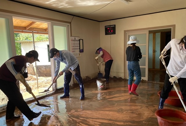 ▲ 독도재단 임·직원들이 침수된 주택의 바닥청소, 집 안으로 밀려온 토사제거 등의 작업을 펼치고 있다.ⓒ독도재단