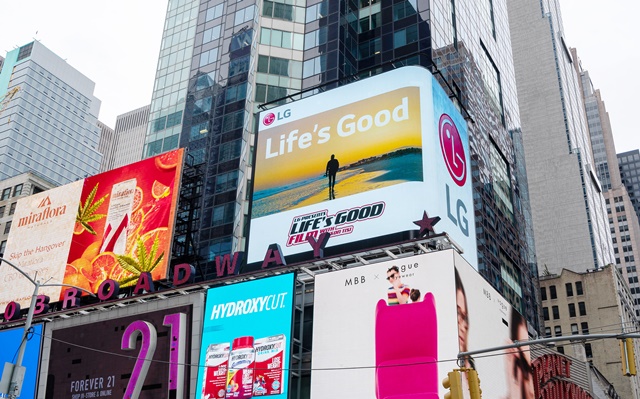 ▲ 미국 뉴욕 타임스스퀘어에 있는 LG전자 전광판에 Life's Good 영화가 소개되고 있는 모습. ⓒLG전자