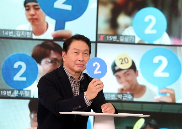 ▲ 최태원 SK그룹 회장이 지난 26일 경기도 이천 SKMS연구소에서 열린 '이천포럼 2021' 퀴즈 이벤트에서 구성원들과 퀴즈를 풀고 있다.ⓒSK그룹