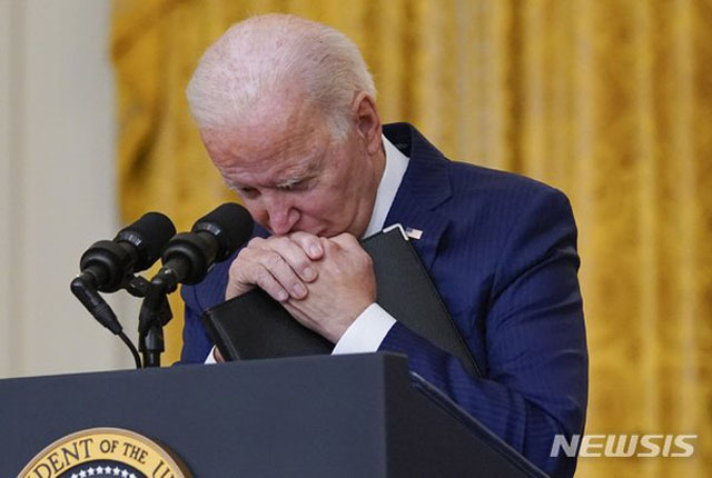 ▲ 카불 국제공항 테러와 관련해 기자회견 중 고개를 숙인 조 바이든 미국 대통령. ⓒ뉴시스 AP. 무단전재 및 재배포 금지.