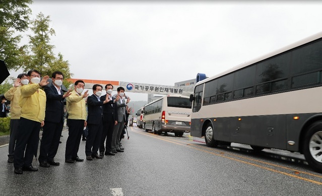 ▲ 27일 아프간 특별기여자 등을 태운 버스가 진천 인재개발원에 들어서자 대기하고 있던 이시종 충북도지사와 박문희 충북도의장, 송기섭 진천군수, 조병욱 음성군수 
 등이 입소를 환영하고 있다.ⓒ충북도