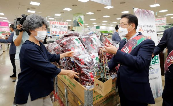 ▲ 이차영 괴산군수가 괴산청결고추를 홍보하고 있다.ⓒ괴산군