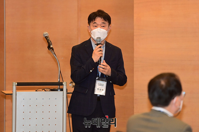 ▲ '기업의 ESG 경영환경 및 기관투자자의 ESG 투자동향'을 주제로 안상희 대신경제연구소 본부장이 발표를 하고 있다. ⓒ정상윤 기자