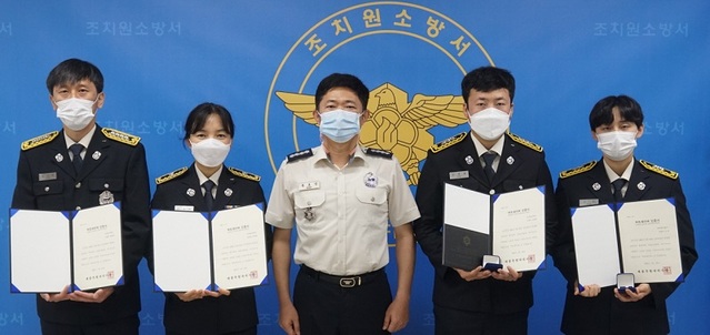 ▲ 세종 조치원소방서가 소중한 생명을 살린 6명의 소방대원에게 하트·브레인세이버 인증서를 전달했다.ⓒ세종시