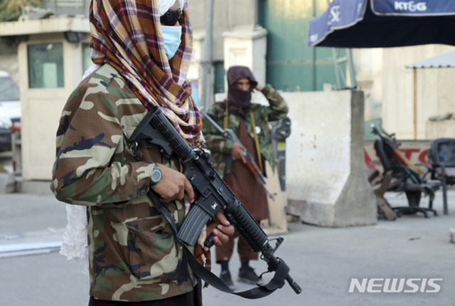 ▲ 아프간 카불 시내에서 미군이 주로 사용하는 M4 카빈을 들고 경계 중인 탈레반 조직원. ⓒ뉴시스 AP. 무단전재 및 재배포 금지.