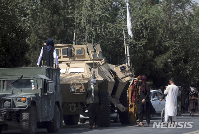 ▲ 대전차지뢰방호차량 M1117과 험비를 끌고 와 카불 시내를 순찰하는 탈레반 조직원들. ⓒ뉴시스 AP. 무단전재 및 재배포 금지.